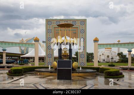 Bandar seri Begawan, Brunei: Memoriale all'adesione al trono il 4 ottobre 1967 a Taman Haji Sir Muda Omar Ali Saifuddien Foto Stock