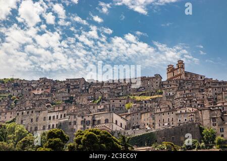 L'antico borgo di Artena (Montefortino), sui Monti Lepini, nella valle del fiume sacco. Il denso agglomerato di case della città Foto Stock