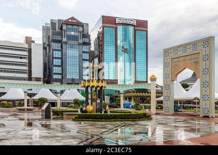 Bandar seri Begawan, Brunei: Memoriale all'adesione al trono il 4 ottobre 1967 a Taman Haji Sir Muda Omar Ali Saifuddien Foto Stock