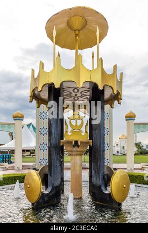 Bandar seri Begawan, Brunei: Memoriale all'adesione al trono il 4 ottobre 1967 a Taman Haji Sir Muda Omar Ali Saifuddien Foto Stock