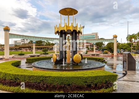 Bandar seri Begawan, Brunei: Memoriale all'adesione al trono il 4 ottobre 1967 a Taman Haji Sir Muda Omar Ali Saifuddien Foto Stock