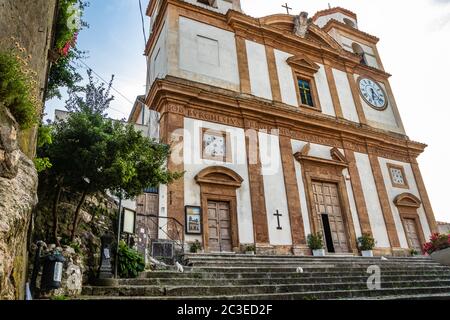 La Chiesa di Santa Croce nell'antico borgo di Artena (Montefortino), con scalinate e stretti vicoli in pietra e ciottoli. Il portale in legno, Foto Stock
