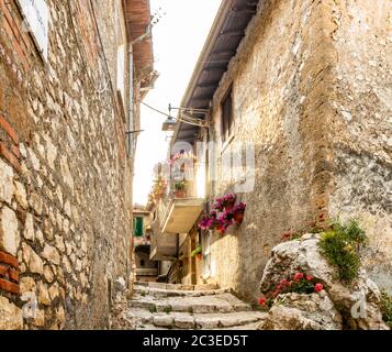 Le caratteristiche case dell'antico borgo di Artena, con scalinate e stretti vicoli di ciottoli e pietra. I balconi e le porte adornne Foto Stock