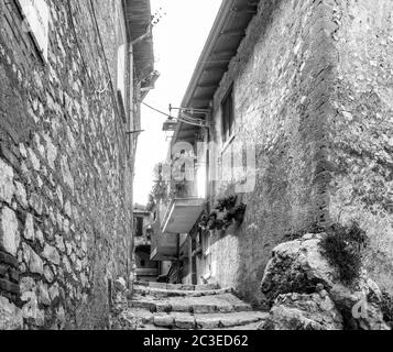 Le caratteristiche case dell'antico borgo di Artena, con scalinate e stretti vicoli di ciottoli e pietra. I balconi e le porte adornne Foto Stock