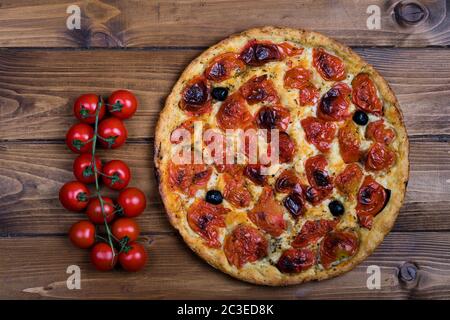 Focaccia fatta in casa su tavola rustica Foto Stock