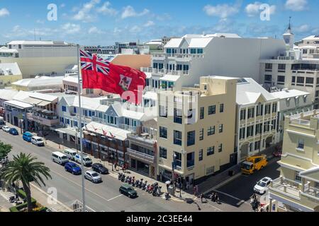 Grande bandiera Bermuda sulla Front Street Downtown Hamilton City Center Waterfront Buildings sulla Front Street Hamilton Bermuda Foto Stock