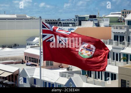 Grande bandiera Bermuda nel centro di Hamilton City Centre Waterfront Buildings on Front Street Hamilton Bermuda Foto Stock