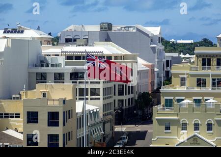 Grande bandiera Bermuda nel centro di Hamilton City Centre Waterfront Buildings on Front Street Hamilton Bermuda Foto Stock