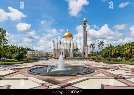 Dataran Masjid (inglese: Piazza della Moschea) e Masjid Omar 'Ali Saifuddien, una moschea reale, completata nel 1958. Foto Stock