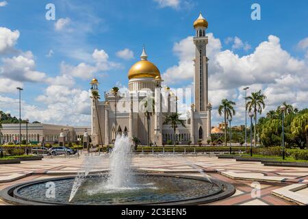 Dataran Masjid (inglese: Piazza della Moschea) e Masjid Omar 'Ali Saifuddien, una moschea reale, completata nel 1958. Foto Stock