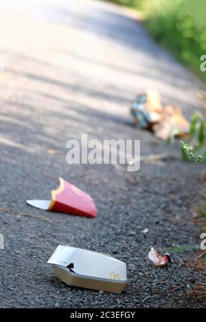 Giugno 2020 - sacchetti e involucri di fast food sono andati via, probabilmente gettati da un'auto. Foto Stock