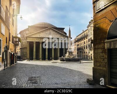 Il Pantheon e la fontana in Piazza della rotonda a Roma, vista da Via del Pantheon. Foto Stock