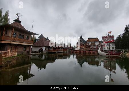 Ryazan, Russia - 14 aprile 2019: Ristorante di hotel etnico 'Как v staroy skazke' in stile russo. Hotel 'come una vecchia favola.' Prodotto in stile etnico russo e situato nella foresta. Foto Stock