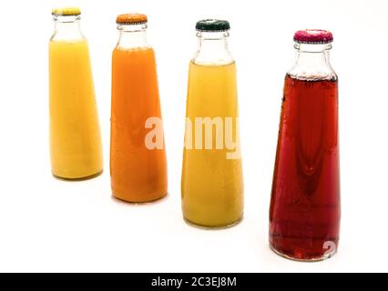 Quattro bottiglie di succo di frutta, ciliegia, arancia, ananas, Foto Stock