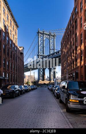 Giù sotto il cavalcavia del Ponte di Manhattan - DUMBO Point da brooklyn New york City NY USA. Questo è il punto di riferimento del quartiere loc Foto Stock