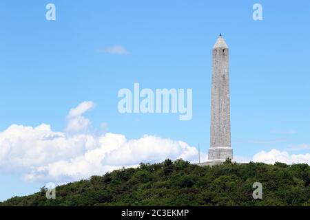 L'High Point state Park nella contea di Sussex, New Jersey, USA, contiene il monumento High Point, che segna il punto più alto sopra il livello del mare dello stato, a 1,803 metri circa. Foto Stock