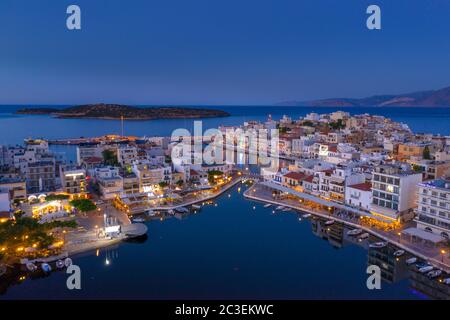 Il lago di Voulismeni ad Agios Nikolaos, una pittoresca cittadina costiera con i suoi edifici colorati intorno al porto nella parte orientale dell'isola di Creta, Gr Foto Stock