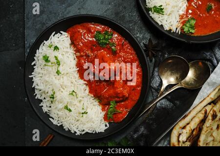 Pollo al burro cremoso/Morgh Makhani servito con riso Roti e Basmati Foto Stock