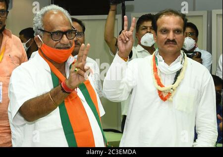 Jaipur, Rajasthan, India, 19 giugno 2020: Candidato BJP Rajendra Gehlot (L) e candidato al Congresso Neeraj Dangi (R) lampeggia il segno della vittoria dopo aver vinto Rajya Sabha (Consiglio degli Stati) elezione, all'Assemblea di Stato a Jaipur. Il Congresso vince 2 e BJP 1 seggio nello stato. Il voto si è svolto il 19 giugno per riempire 19 posti vacanti Rajya Sabha in otto stati. Questi includono Gujarat, Madhya Pradesh, Manipur, Mizoram, Jharkhand, Andhra Pradesh, Meghalaya e Rajasthan. BJP vince 8, Congress e YSRCP 4 ciascuno mentre JMM, MNF, NPP garantiscono 1 posto ciascuno nel paese. Credit: Sumit Saraswat/Alamy Live News Foto Stock