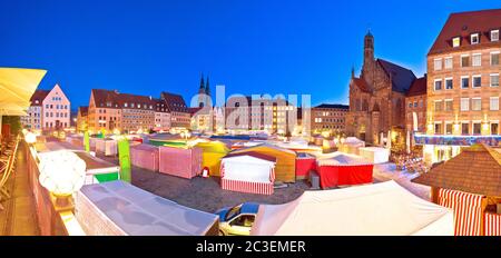 Nurnberg. Vista panoramica sulla piazza principale di Norimberga e sulla chiesa di nostra Signora o sul tramonto della Frauenkirche Foto Stock