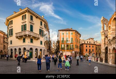Verona / Italia - Maggio 24 2018: Vista su Piazza Bra con turisti e negozi. L'Arena Romana è sulla destra. Foto Stock