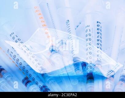 Immagine a doppia esposizione del vaccino influenzale stagionale e maschera medica del viso Foto Stock