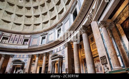 Interno del Pantheon, ex tempio romano, ora Chiesa cattolica, Piazza della rotonda, Roma, Italia Foto Stock