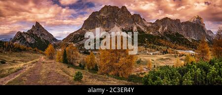 Variopinto scenario montano delle Dolomiti alpine d'autunno, Sudtirol, Italia. Vista tranquilla dal sentiero Falzarego. Foto Stock