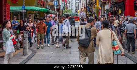 Persone nella strada di Yokohama Chinatown, Giappone. Foto Stock