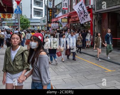 Persone nella strada di Yokohama Chinatown, Giappone. Foto Stock