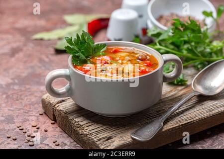 Zuppa di verdure spesse con lenticchie e piselli. Foto Stock