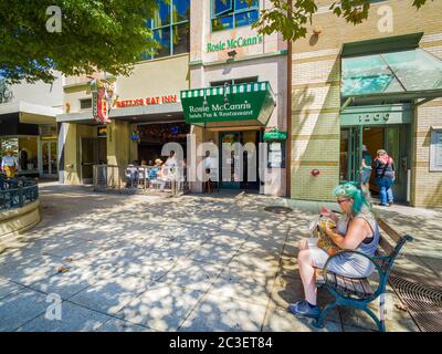 Santa Cruz California Downtown - Agosto 2019: Santa Cruz è conosciuta per il clima, la vela, le immersioni, il nuoto e uno dei migliori per il surf e la vita alternativa Foto Stock