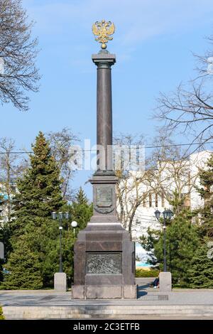 Anapa, Russia - 20 marzo 2020: Il monumento alla stele 'Città della Gloria militare' ad Anapa Foto Stock