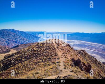 Donna e bambino ammirano il paesaggio dalla cima del Dante's View nel Parco Nazionale della Valle della morte in California. È uno dei luoghi più caldi del Foto Stock