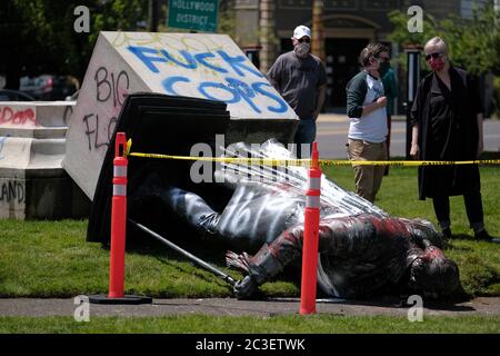 Portland, Stati Uniti. 19 giugno 2020. La statua di George Washington a nord-est 57th e Sandy Boulevard è raffigurata a Portland, Oreh., il 19 giugno 2020, dopo che è stato tirato giù nella notte. (Foto di Alex Milan Tracy/Sipa USA) Credit: Sipa USA/Alamy Live News Foto Stock