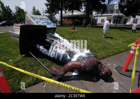 Portland, Stati Uniti. 19 giugno 2020. La statua di George Washington a nord-est 57th e Sandy Boulevard è raffigurata a Portland, Oreh., il 19 giugno 2020, dopo che è stato tirato giù nella notte. (Foto di Alex Milan Tracy/Sipa USA) Credit: Sipa USA/Alamy Live News Foto Stock