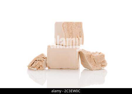 Cubetti di lievito per la preparazione del pane isolati su sfondo bianco. Foto Stock