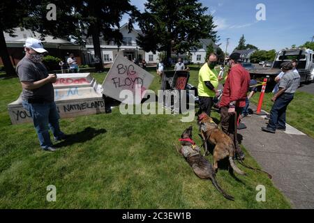 Portland, Stati Uniti. 19 giugno 2020. La statua di George Washington a nord-est 57th e Sandy Boulevard è raffigurata a Portland, Oreh., il 19 giugno 2020, dopo che è stato tirato giù nella notte. (Foto di Alex Milan Tracy/Sipa USA) Credit: Sipa USA/Alamy Live News Foto Stock