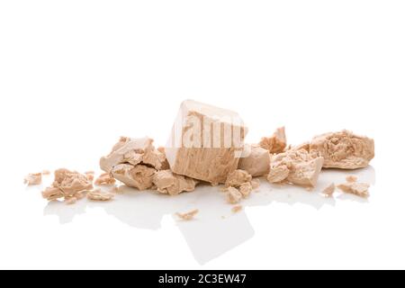 Cubetti di lievito per la preparazione del pane isolati su sfondo bianco. Foto Stock