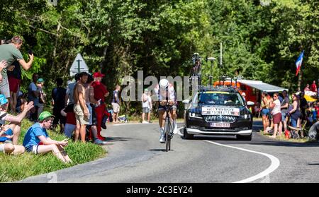 Bosdarros, Francia - 19 luglio 2019: Il ciclista olandese Bauke Mollema del Team Trek-Segafredo in sella alla tappa 13, prova individuale, di le Tour de Foto Stock