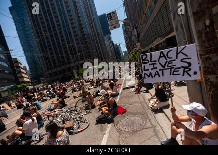 Toronto, Canada - 19 giugno 2020. Alcune migliaia di manifestanti si sono riuniti per celebrare il Juneteicento con una protesta sit-in su Bay Street nel centro di Toronto, Canada. Mark Spowart/Alamy Live News Foto Stock