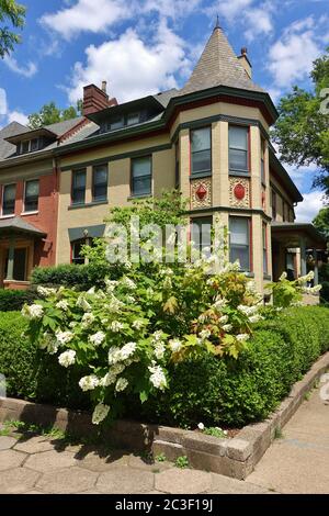 LOUISVILLE, Kentucky -30 MAGGIO 2020 - Vista di vecchie case nella storica Old Louisville a Louisville, Kentucky, Stati Uniti. Foto Stock