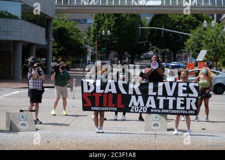 Portland, Stati Uniti. 19 giugno 2020. I giovani guidano una "marcia del futuro nero" da Salmon Street Springs nel centro di Portland, Ore., il 19 giugno 2020. (Foto di Alex Milan Tracy/Sipa USA) Credit: Sipa USA/Alamy Live News Foto Stock