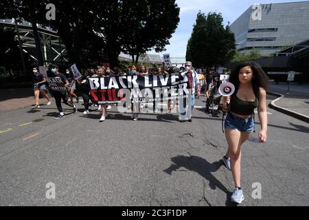 Portland, Stati Uniti. 19 giugno 2020. I giovani guidano una "marcia del futuro nero" da Salmon Street Springs nel centro di Portland, Ore., il 19 giugno 2020. (Foto di Alex Milan Tracy/Sipa USA) Credit: Sipa USA/Alamy Live News Foto Stock