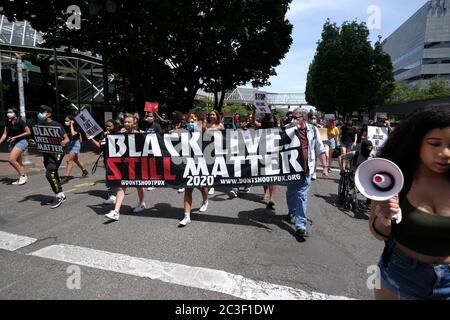 Portland, Stati Uniti. 19 giugno 2020. I giovani guidano una "marcia del futuro nero" da Salmon Street Springs nel centro di Portland, Ore., il 19 giugno 2020. (Foto di Alex Milan Tracy/Sipa USA) Credit: Sipa USA/Alamy Live News Foto Stock