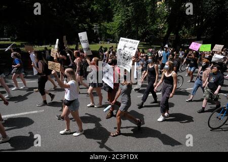 Portland, Stati Uniti. 19 giugno 2020. I giovani guidano una "marcia del futuro nero" da Salmon Street Springs nel centro di Portland, Ore., il 19 giugno 2020. (Foto di Alex Milan Tracy/Sipa USA) Credit: Sipa USA/Alamy Live News Foto Stock