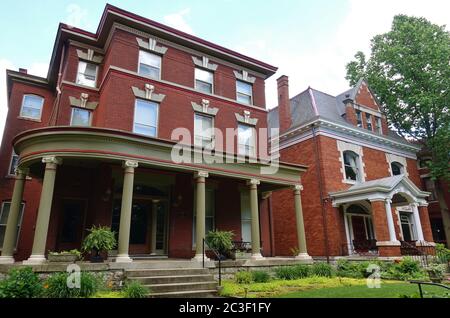 LOUISVILLE, Kentucky -30 MAGGIO 2020 - Vista di vecchie case nella storica Old Louisville a Louisville, Kentucky, Stati Uniti. Foto Stock