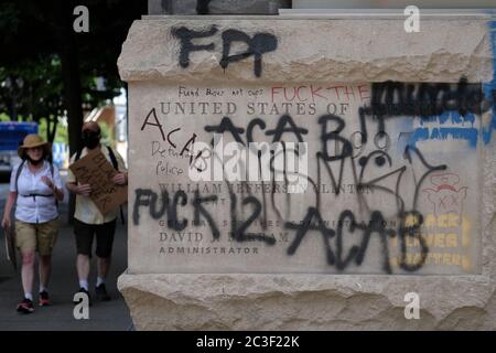 Portland, Stati Uniti. 19 giugno 2020. I manifestanti camminano per graffiti sul tribunale federale mentre i giovani guidano una 'marcia del futuro nero' nel centro di Portland, Ore., il 19 giugno 2020. (Foto di Alex Milan Tracy/Sipa USA) Credit: Sipa USA/Alamy Live News Foto Stock