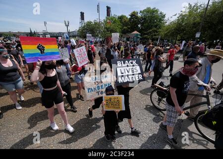 Portland, Stati Uniti. 19 giugno 2020. I giovani guidano una "marcia del futuro nero" da Salmon Street Springs nel centro di Portland, Ore., il 19 giugno 2020. (Foto di Alex Milan Tracy/Sipa USA) Credit: Sipa USA/Alamy Live News Foto Stock