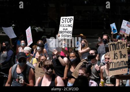 Portland, Stati Uniti. 19 giugno 2020. I giovani guidano una "marcia del futuro nero" da Salmon Street Springs nel centro di Portland, Ore., il 19 giugno 2020. (Foto di Alex Milan Tracy/Sipa USA) Credit: Sipa USA/Alamy Live News Foto Stock